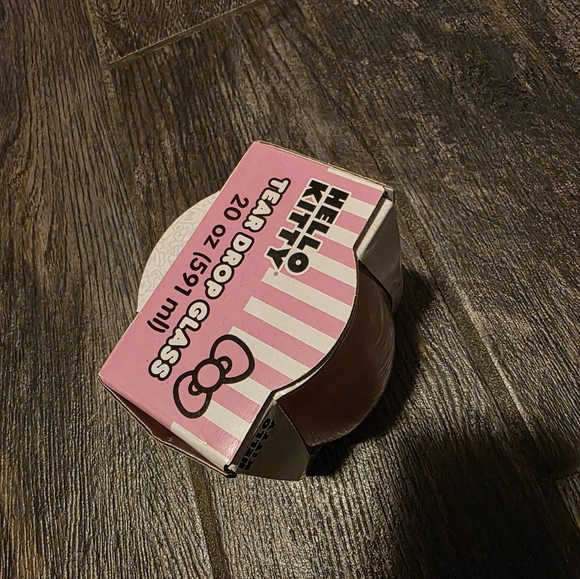 Hello Kitty 20 Oz Tear Drop Glass Cup - Picture 4 of 4